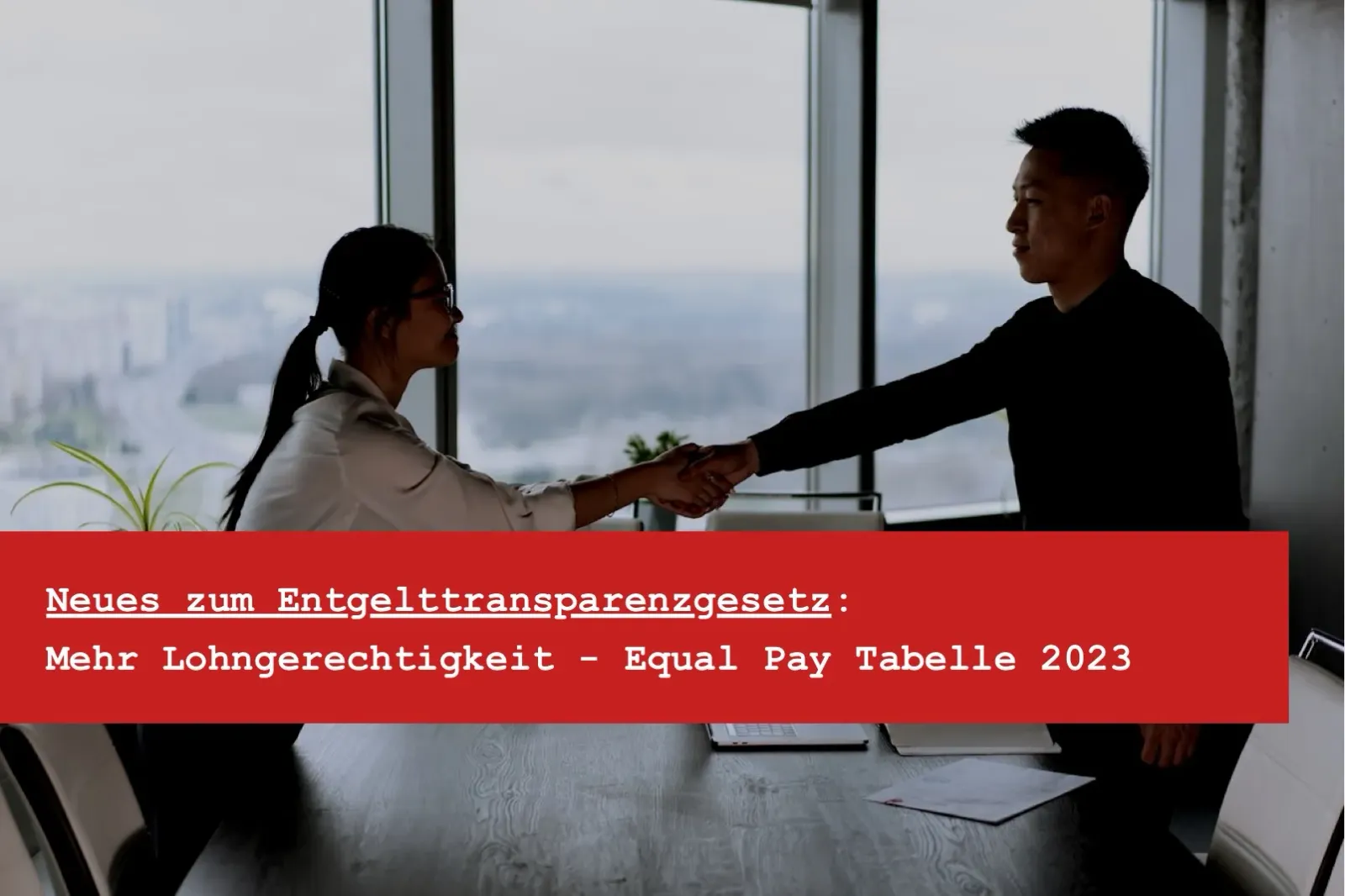 Mann und Frau im Büro schauen gemeinsam auf ein Dokument als Symbolbild für Equal Pay und Entgeltgleichheit