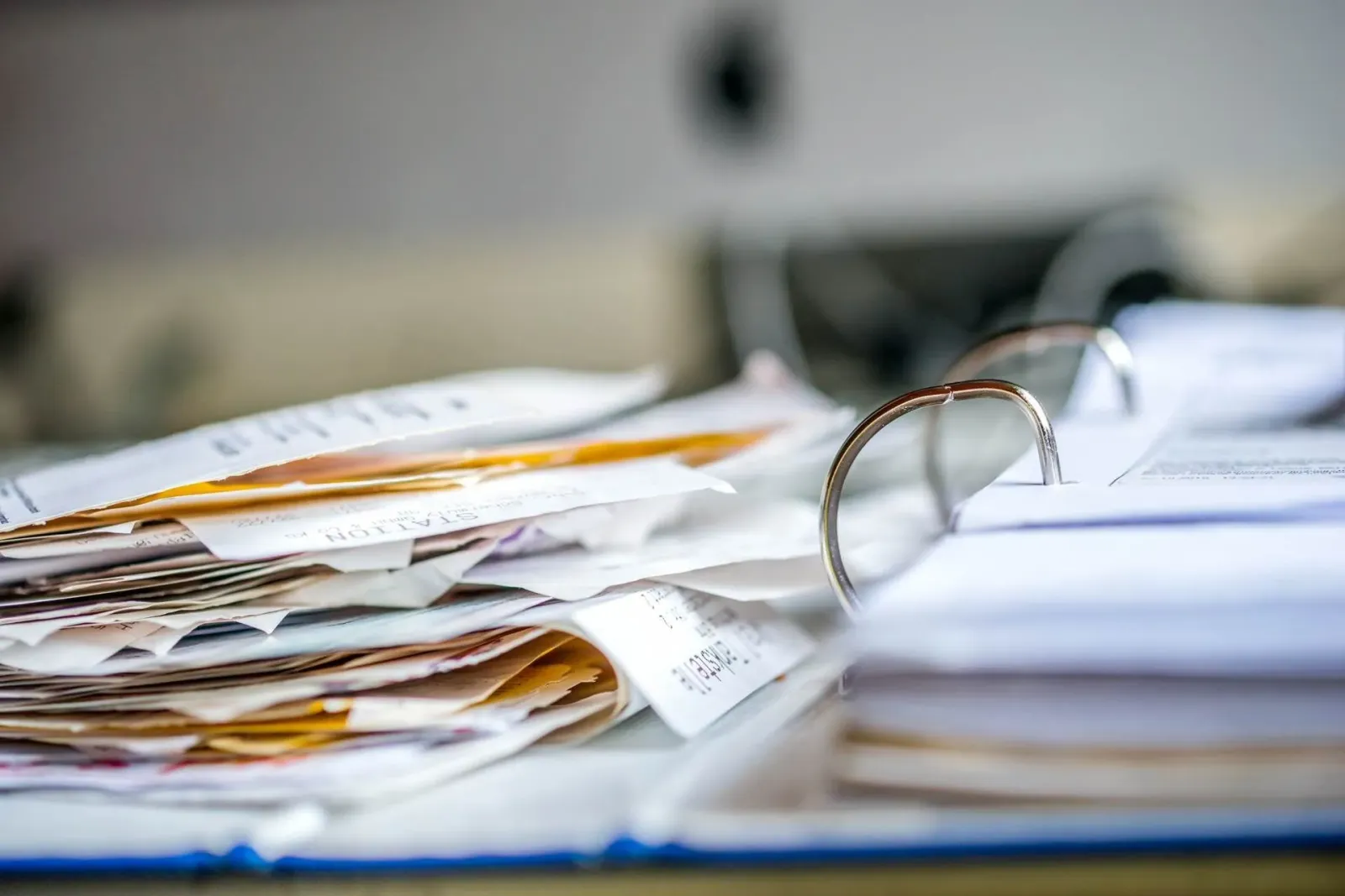 Aktenordner und Paragraphenzeichen als Symbolbild für die Haftung des Insolvenzverwalters
