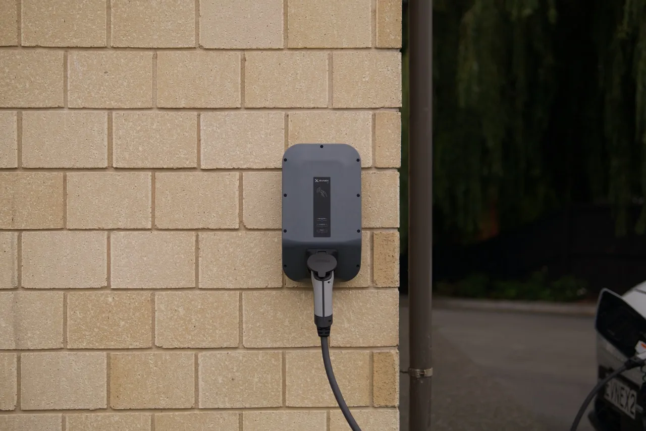 Titelbild: E-Auto-Ladestation in der Mietwohnung: Haben Mieter einen Anspruch?