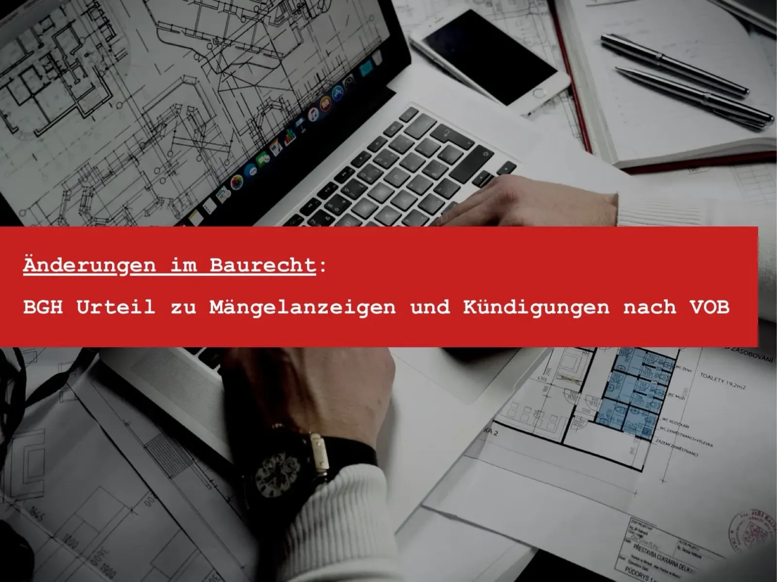 Bauherr verfasst eine schriftliche Mängelanzeige am Laptop auf der Baustelle
