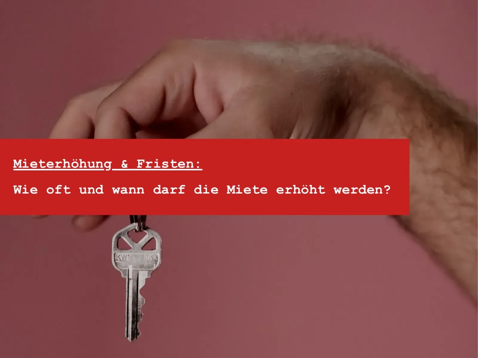 Vermieter überreicht ein Mieterhöhungsschreiben mit Mietvertrag als Symbolbild für die Mieterhöhung nach § 558 BGB