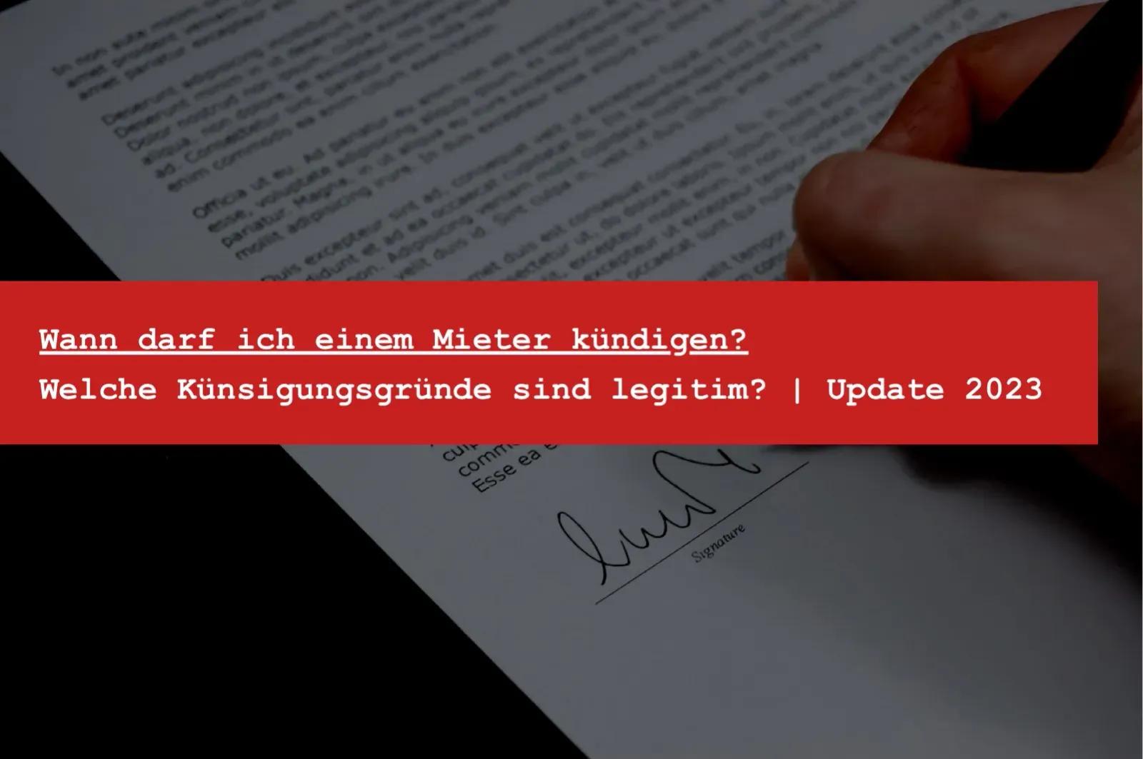 Vermieter unterschreibt ein Kündigungsschreiben an einem Schreibtisch mit Mietvertrag als Symbolbild für Mieterkündigung