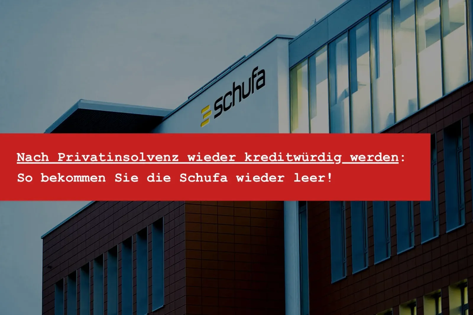 Person prüft SCHUFA-Selbstauskunft am Laptop als Symbolbild für die Wiederherstellung der Kreditwürdigkeit nach einer Privatinsolvenz