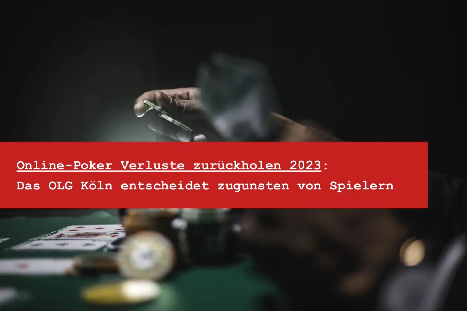 Pokerchips und Spielkarten auf einem Tisch als Symbolbild für Verluste beim Online-Poker, die per Rückforderung zurückgeholt werden können