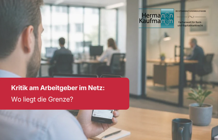 Mann im Büro hält ein Smartphone mit negativer Bewertung in einer Social-Media-App; Kanzlei-Logo und Titelbalken „Kritik am Arbeitgeber im Netz: Wo liegt die Grenze?“